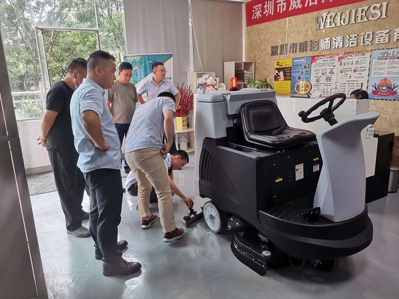 驾驶式扫地机.jpg