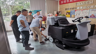 驾驶式扫地机哪个好？该怎么选择？